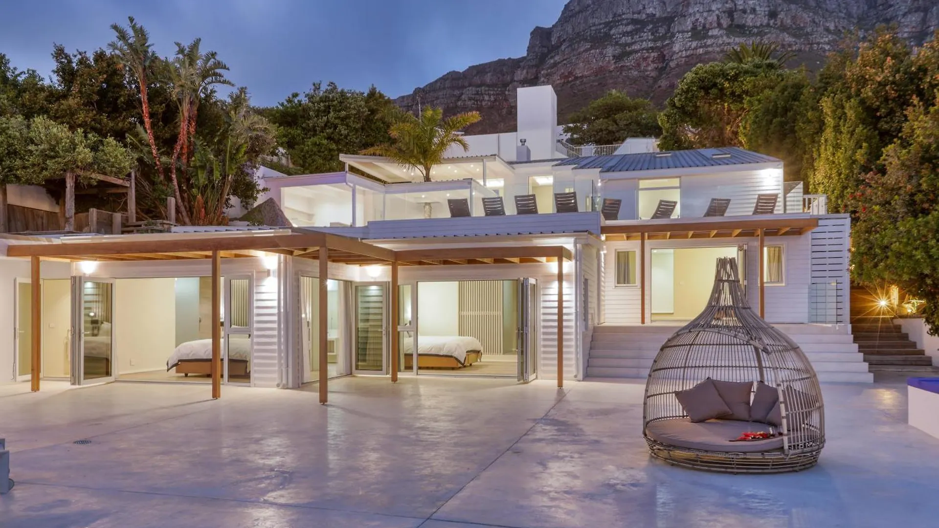 Two Views Villa - 8 Bedrooms, Camps Bay, Ocean Views, Pools Le Cap