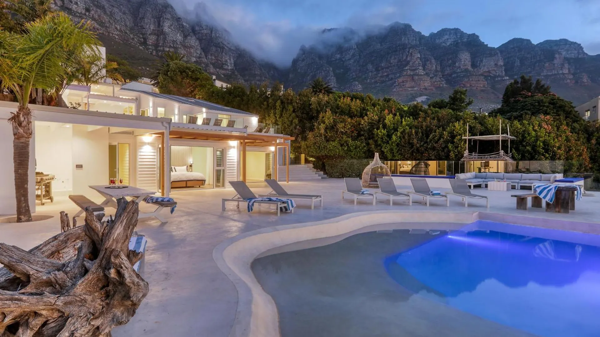 Two Views Villa - 8 Bedrooms, Camps Bay, Ocean Views, Pools Le Cap Afrique du Sud