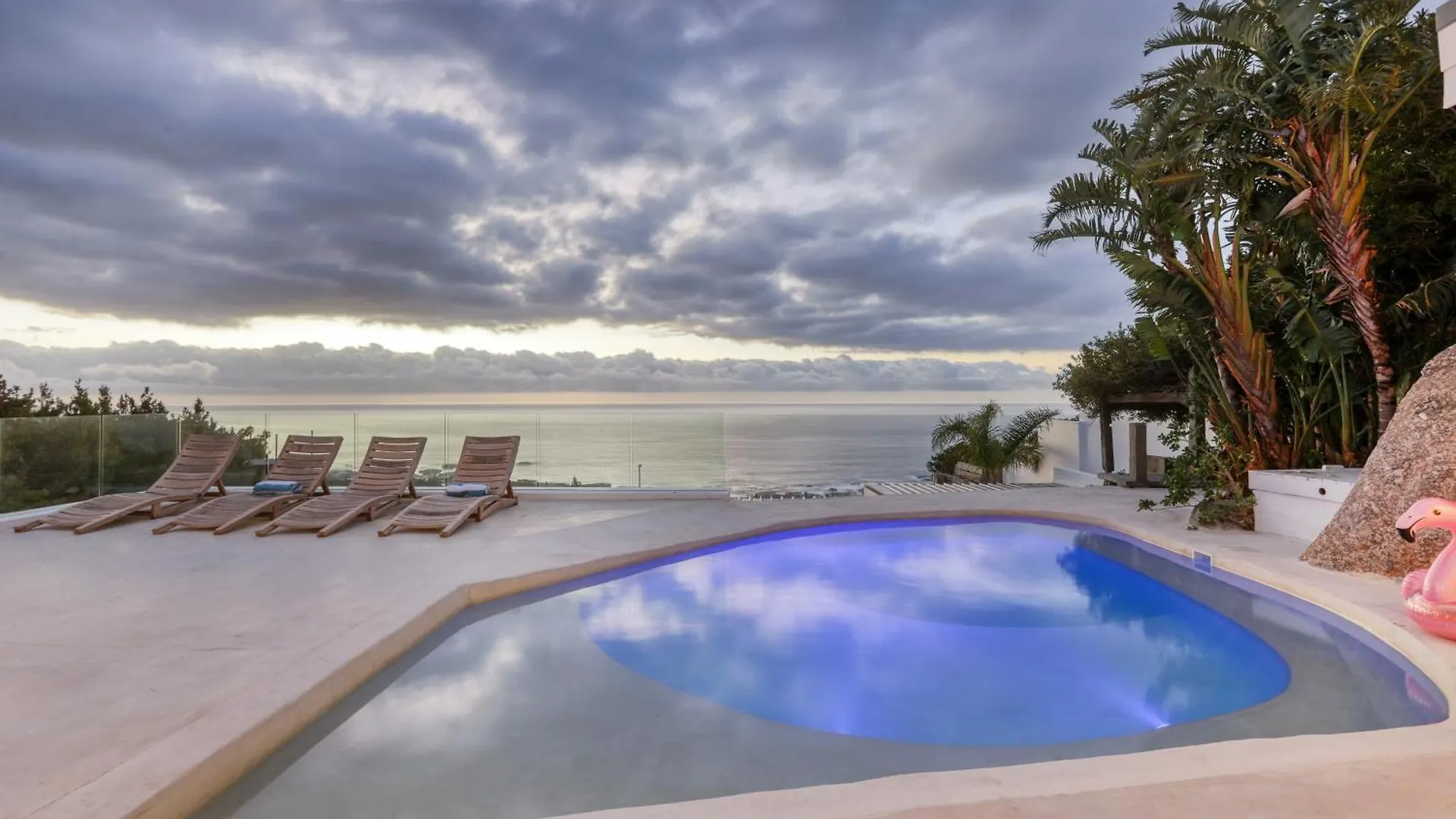 Two Views Villa - 8 Bedrooms, Camps Bay, Ocean Views, Pools Le Cap Afrique du Sud