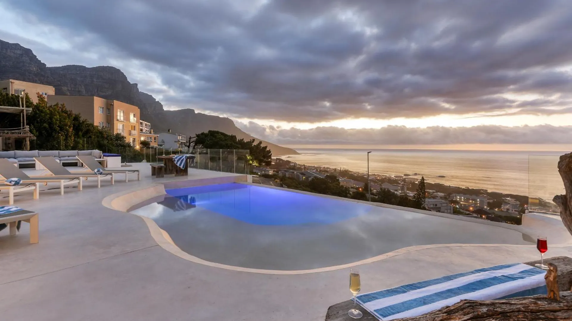 Two Views Villa - 8 Bedrooms, Camps Bay, Ocean Views, Pools Le Cap