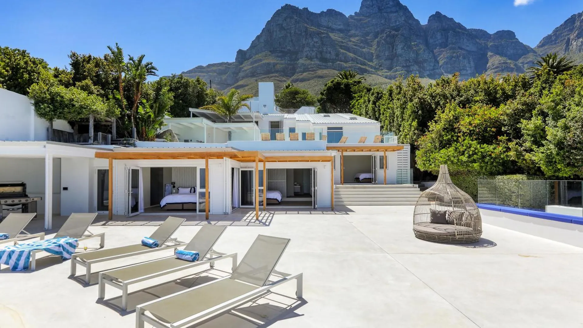 Two Views Villa - 8 Bedrooms, Camps Bay, Ocean Views, Pools Le Cap Afrique du Sud