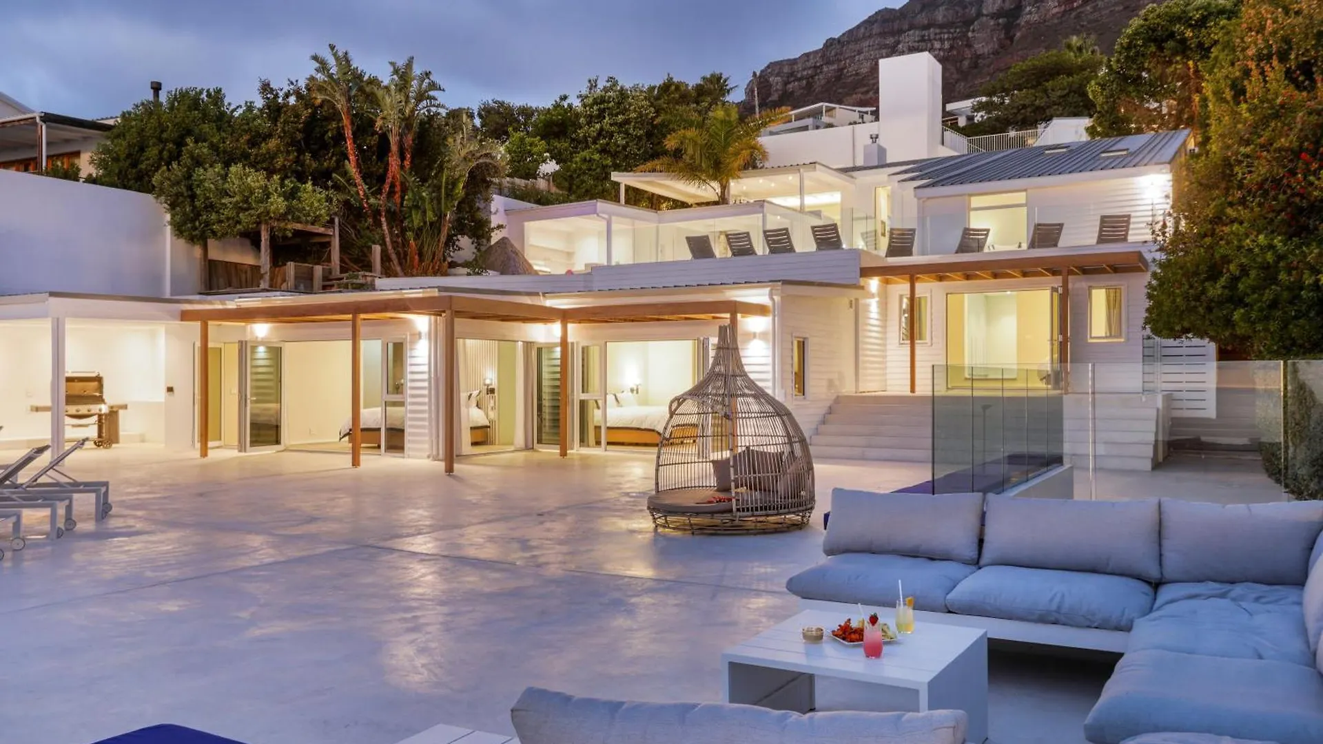 Two Views Villa - 8 Bedrooms, Camps Bay, Ocean Views, Pools Le Cap
