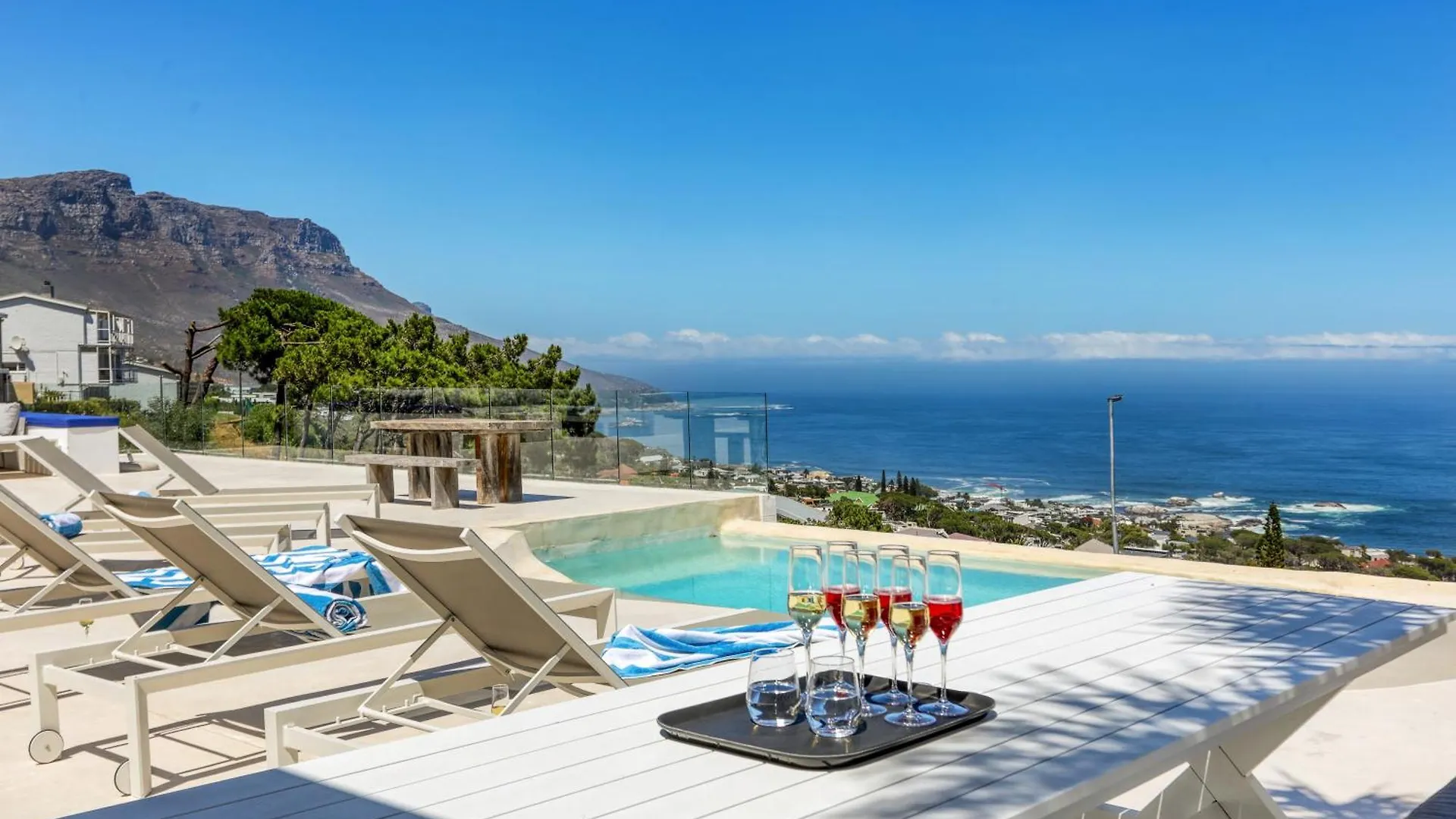 Two Views Villa - 8 Bedrooms, Camps Bay, Ocean Views, Pools Le Cap