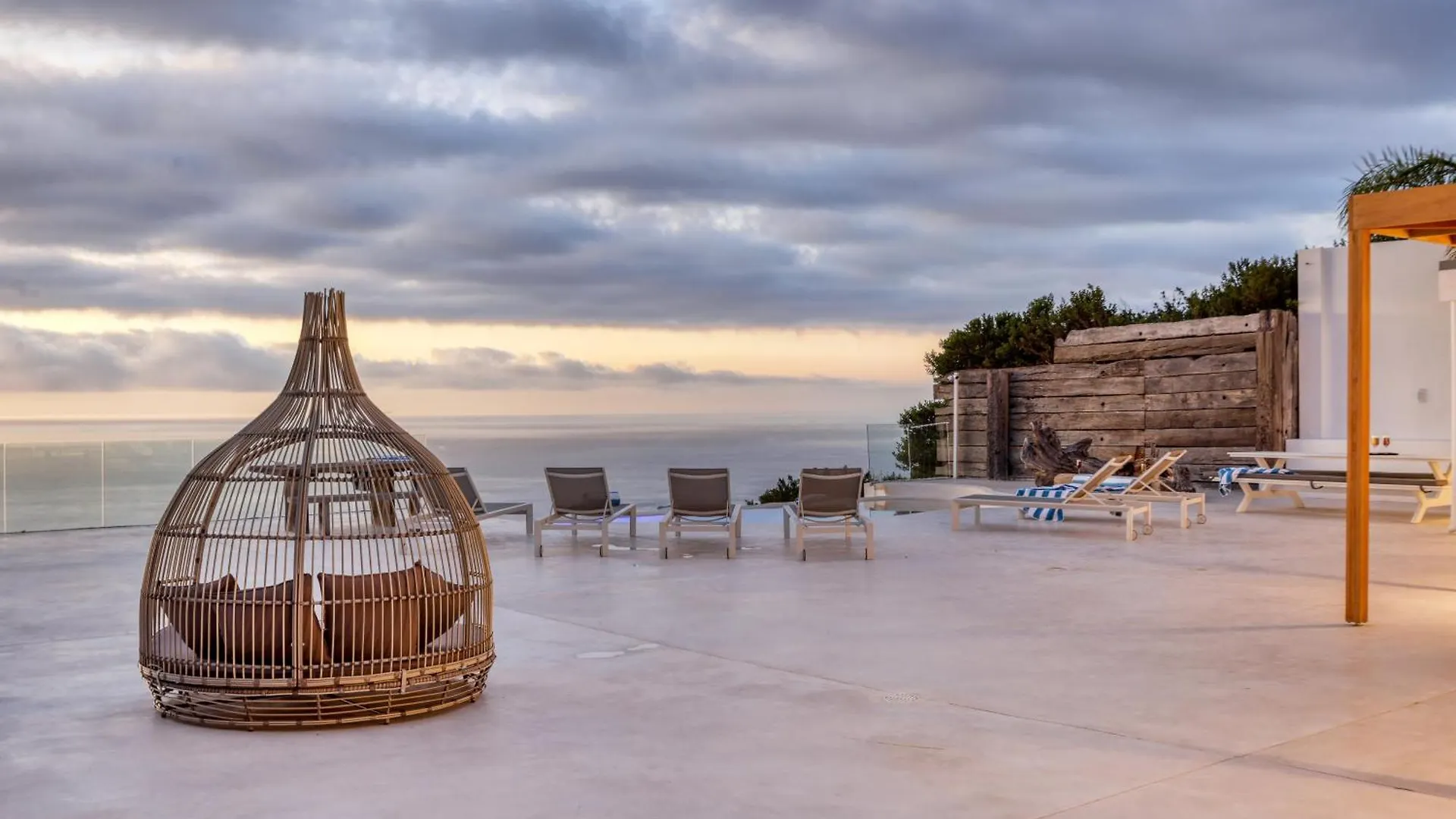 Two Views Villa - 8 Bedrooms, Camps Bay, Ocean Views, Pools Le Cap Afrique du Sud
