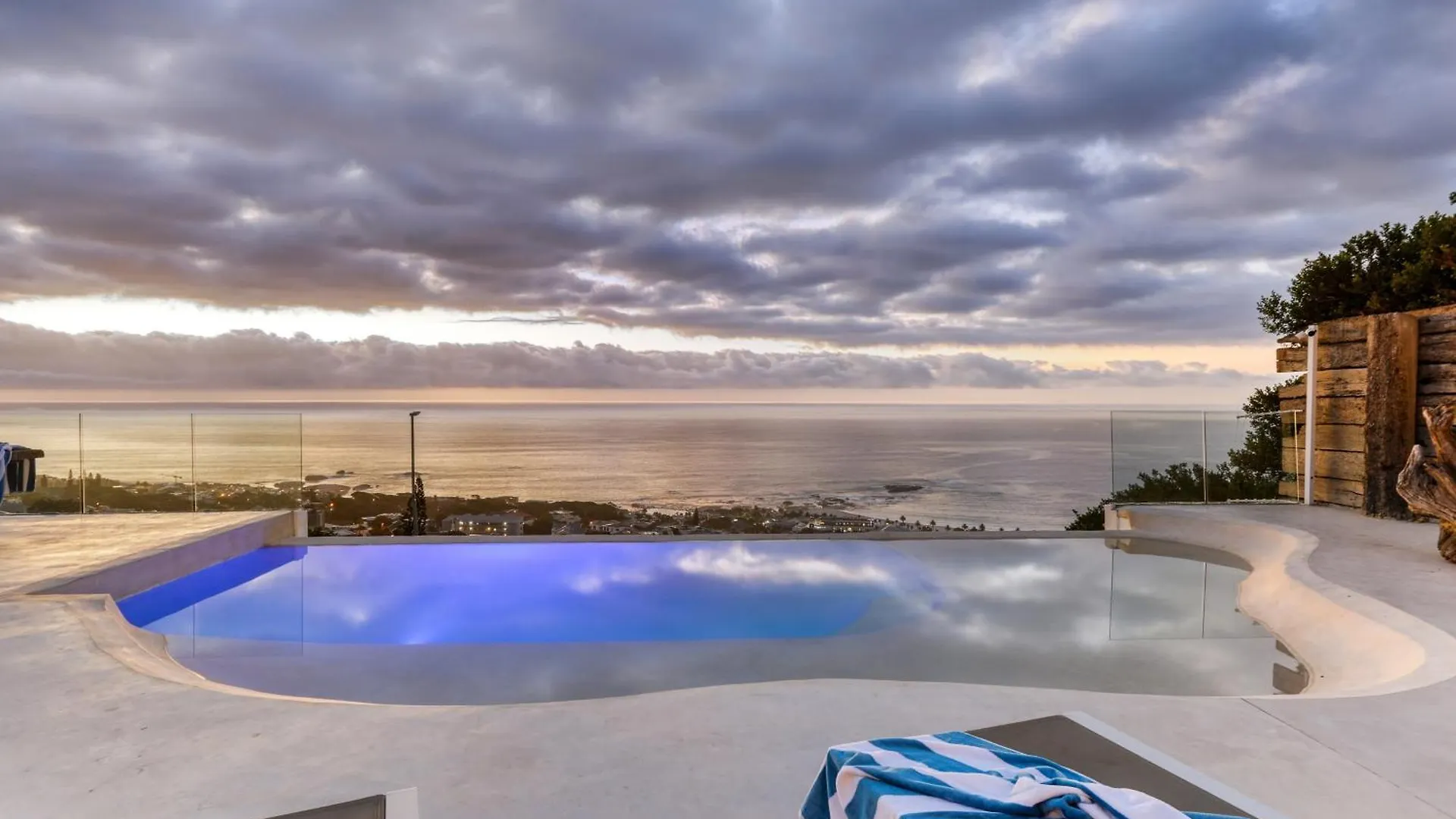 Two Views Villa - 8 Bedrooms, Camps Bay, Ocean Views, Pools Le Cap 0*,
