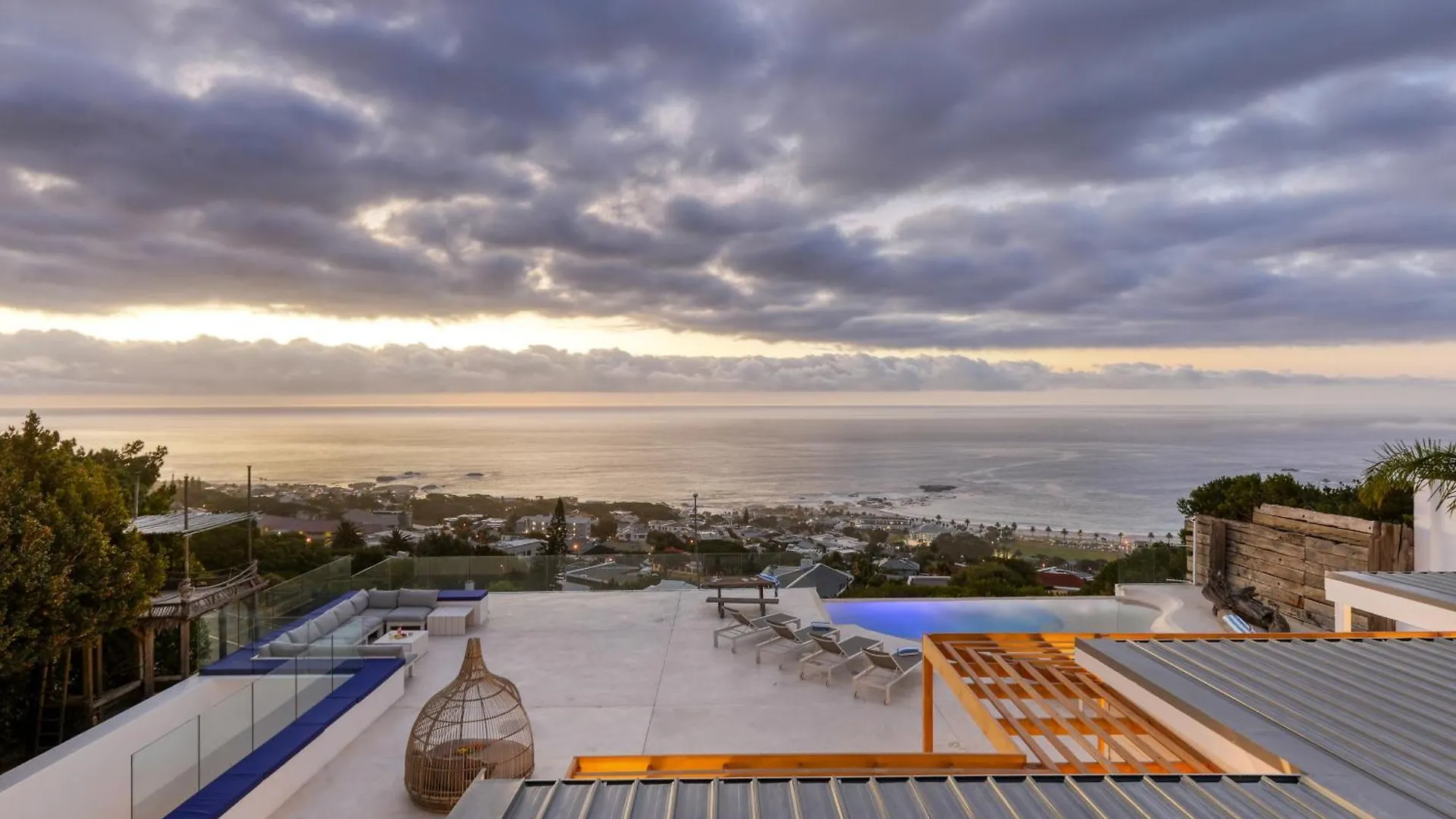 Two Views Villa - 8 Bedrooms, Camps Bay, Ocean Views, Pools Le Cap