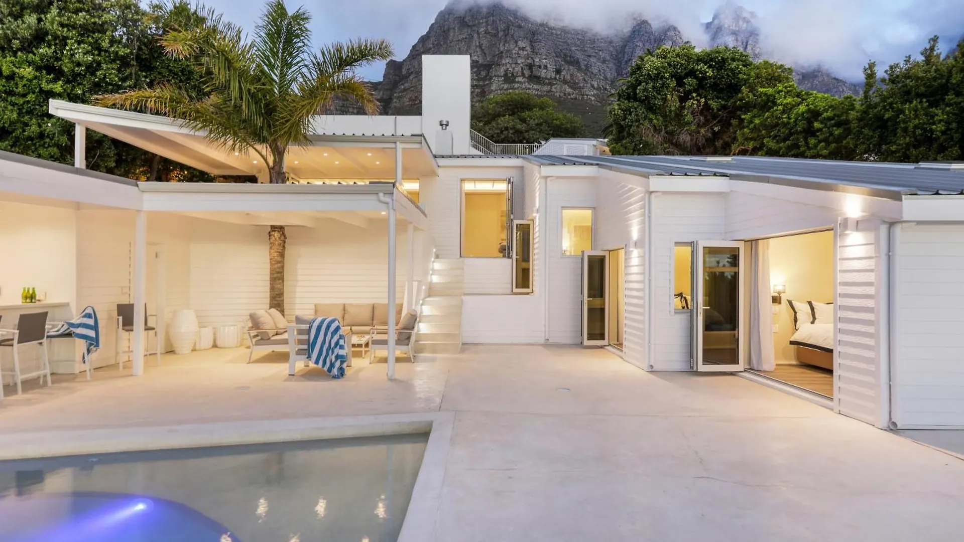 Two Views Villa - 8 Bedrooms, Camps Bay, Ocean Views, Pools Le Cap