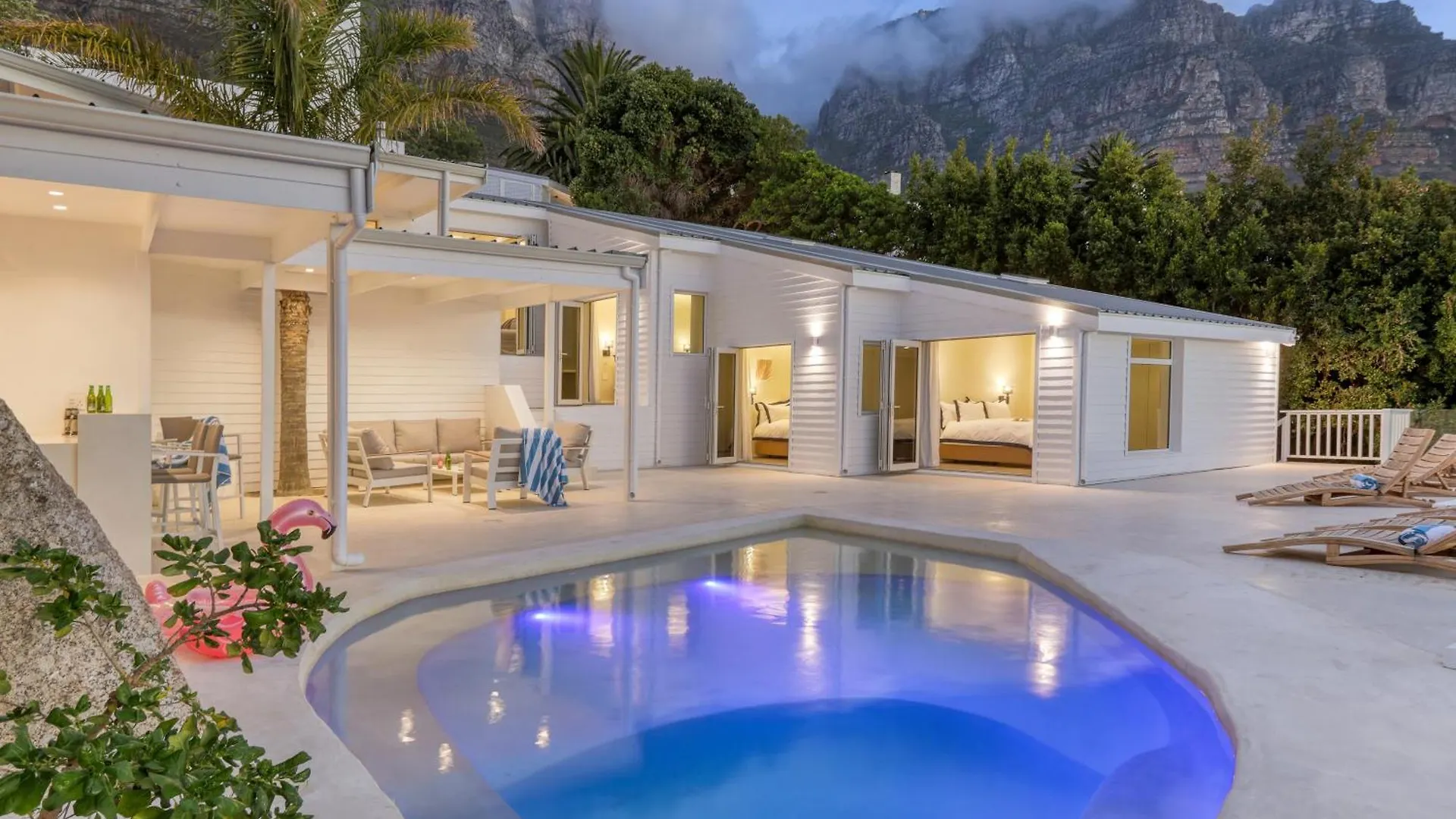 Two Views Villa - 8 Bedrooms, Camps Bay, Ocean Views, Pools Le Cap 0*,  Afrique du Sud