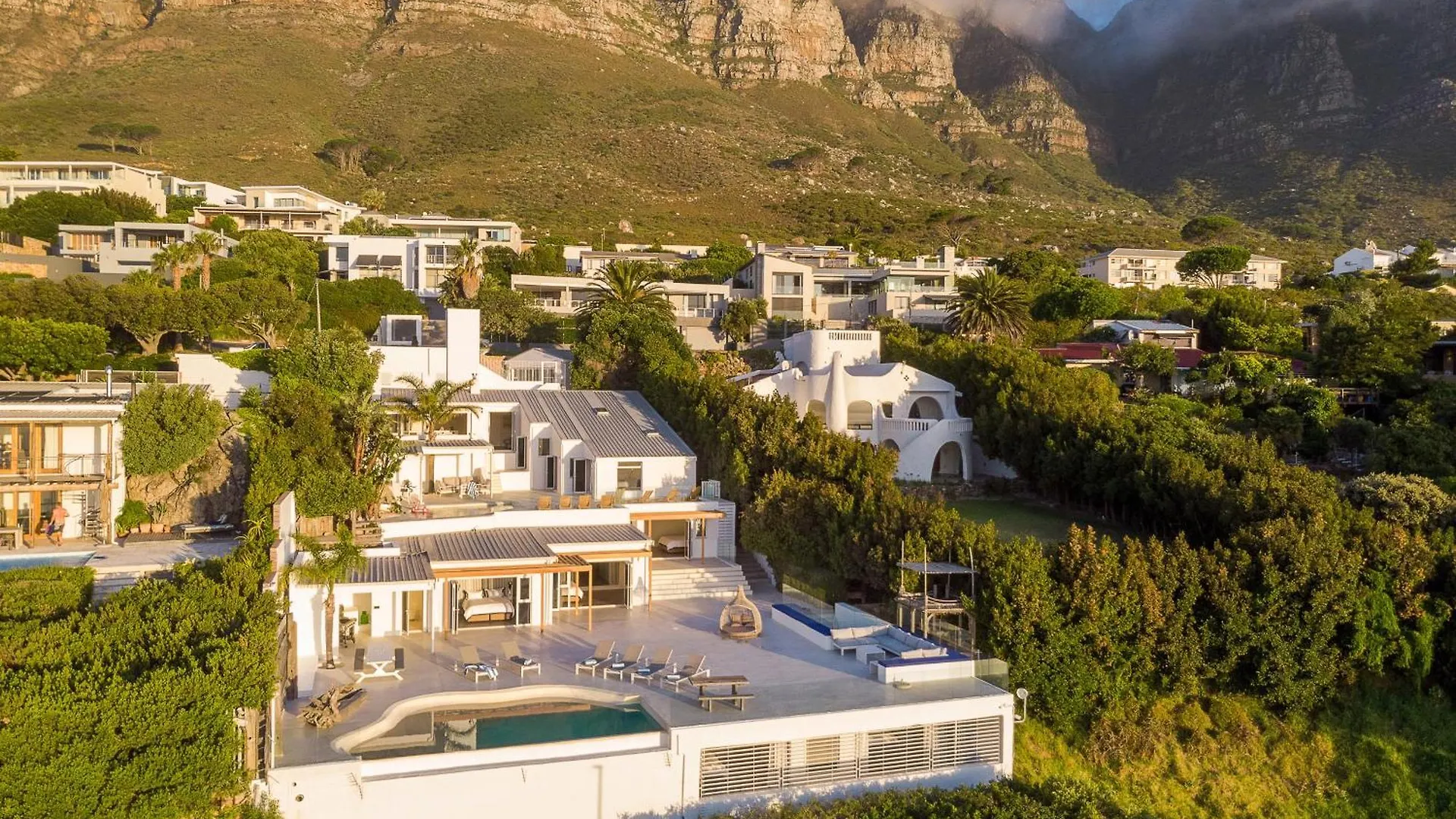 Two Views Villa - 8 Bedrooms, Camps Bay, Ocean Views, Pools Le Cap Afrique du Sud