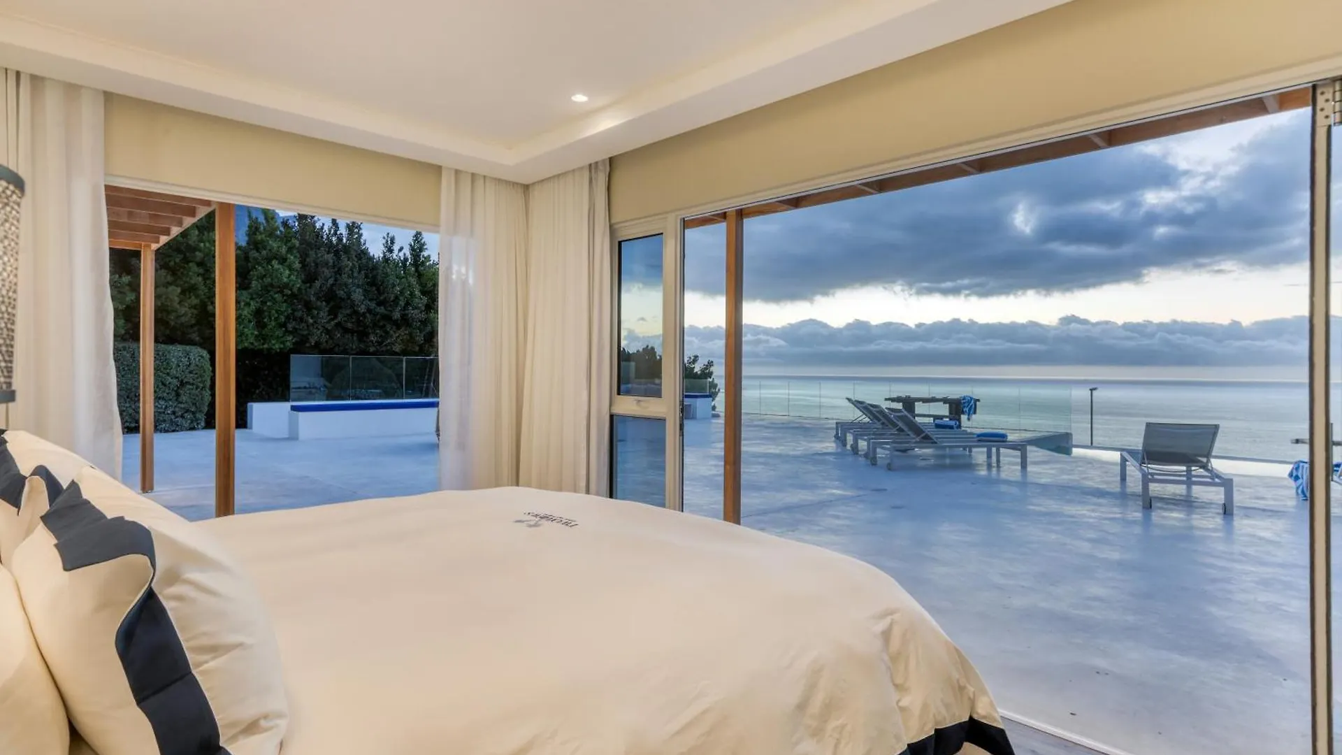 Two Views Villa - 8 Bedrooms, Camps Bay, Ocean Views, Pools Le Cap
