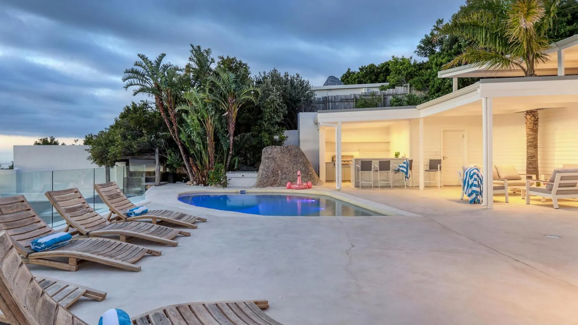 Two Views Villa - 8 Bedrooms, Camps Bay, Ocean Views, Pools Le Cap