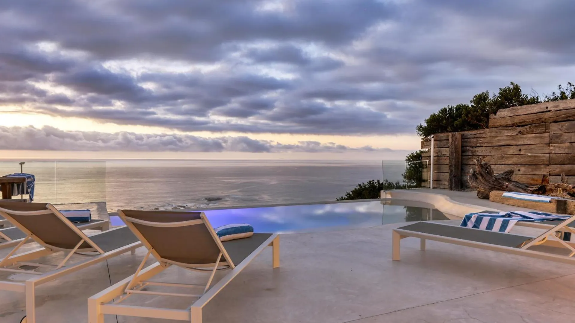 Two Views Villa - 8 Bedrooms, Camps Bay, Ocean Views, Pools Le Cap