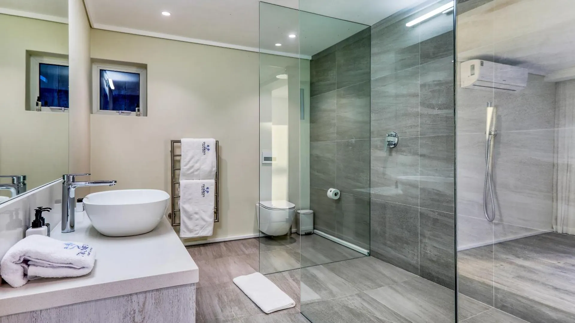 Two Views Villa - 8 Bedrooms, Camps Bay, Ocean Views, Pools Le Cap